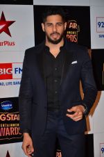 Sidharth Malhotra at Big Star Entertainment Awards Red Carpet in Mumbai on 18th Dec 2014 (150)_5494045ea4a4a.JPG