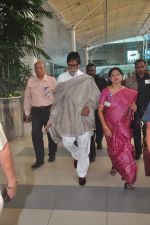 Amitabh Bachchan  snapped at airport in Mumbai on 20th Dec 2014 (5)_5496a21c1630a.JPG