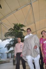 Amitabh Bachchan  snapped at airport in Mumbai on 20th Dec 2014 (6)_5496a21d55894.JPG