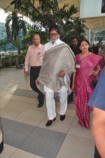 Amitabh Bachchan  snapped at airport in Mumbai on 20th Dec 2014 (9)_5496a2222834e.JPG