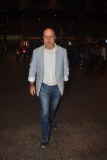 Anupam Kher snapped at airport in Mumbai on 2nd Jan 2015(27)_54a7ca95f29a0.JPG