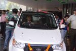 Gul Panag buys the clean green electric vehicle - Mahindra e20 in Mumbai on 2nd Jan 2015 (32)_54a7cbab54576.JPG
