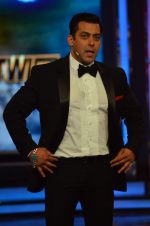 Salman Khan at Salman_s last Episode on Bigg Boss 8 on 3rd Jan 2015 (142)_54a9451149ceb.JPG