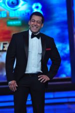 Salman Khan at Salman_s last Episode on Bigg Boss 8 on 3rd Jan 2015 (15)_54a94488e2551.JPG