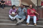 Vidvan Kumaresh, Shankar Mahadevan, Ronu Majumdar at Swaranjali concert photo shoot in Mumbai on 6th Jan 2015 (27)_54acd5c92f953.jpg