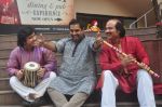 Vidvan Kumaresh, Shankar Mahadevan, Ronu Majumdar at Swaranjali concert photo shoot in Mumbai on 6th Jan 2015 (34)_54acd6862ca94.jpg