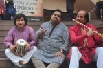 Vidvan Kumaresh, Shankar Mahadevan, Ronu Majumdar at Swaranjali concert photo shoot in Mumbai on 6th Jan 2015 (40)_54acd6dd4f72e.jpg