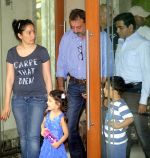 Sanjay Dutt snapped with wife Maanyata Dutt, son Shahraan Dutt, daughter Iqraa Dutt leaving for Yerwada Jail after finishing his furlough in Mumbai on 8th Jan _54af8dfa50dfa.jpg