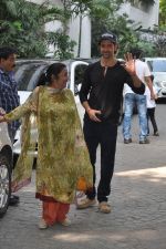 Hrithik Roshan celeberates bday with family with a apuja at new home on 10th Jan 2015 (83)_54b154376d6aa.JPG