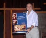 Anupam Kher releases the DVD Acting to Awakening in Mumbai on 10th Jan 2015 (7)_54b250f7f2c84.jpg