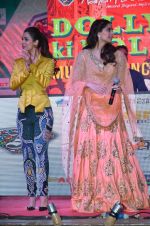 Malaika Arora Khan, Sonam Kapoor at Dolly Ki Doli promotions in Mumbai on 9th Jan 2015 (37)_54b2433fb6a50.JPG