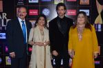 Hrithik Roshan, Sunaina Roshan, Rakesh Roshan, Pinky Roshan at Producers Guild Awards 2015 in Mumbai on 11th Jan 2015 (1065)_54b36da31c974.JPG