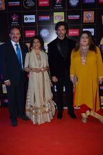 Hrithik Roshan, Sunaina Roshan, Rakesh Roshan, Pinky Roshan at Producers Guild Awards 2015 in Mumbai on 11th Jan 2015 (1072)_54b36cdc4396e.JPG