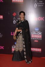 Deepika Padukone at Life Ok Screen Awards red carpet in Mumbai on 14th Jan 2015 (33)_54b7d22febcae.JPG