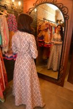 Elli Avram at the festive collection launch at the Hue store on 20th Jan 2015 (86)_54bf53bd053e9.JPG