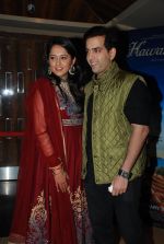 Kush Sinha with wife at the Premiere of Hawaizaada in Mumbai on 29th Jan 2015 (33)_54cb42aa97b22.jpg