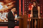 Rajat Sharma grilling the finalist Karishma Tanna at the Bigg Boss 8 Finale_54cf1cb64d744.jpg