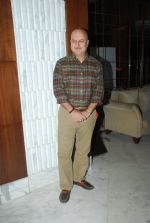 Anupam Kher at Arya Babbar_s book launch in Enigma on 4th Feb 2015 (74)_54d32c2e0f4fc.JPG