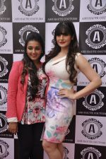Zarine Khan at Asha Karla_s summer 2015 couture collection hosted by Arpita Khan in Juhu, Mumbai on 5th Feb 2015 (55)_54d47796c34be.JPG