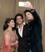 Manali Jagtap with Shah Rukh Khan & Vicky Shoor at Designer Manali Jagtap_s Wedding Reception in Mumbai on 11th Feb 2015  (1)_54dc658f04d23.JPG