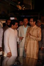 Uddhav Thackeray at Designer Manali Jagtap_s Wedding Reception in Mumbai on 11th Feb 2015 (86)_54dc63aff09be.jpg