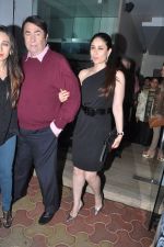 Karisma Kapoor, Randhir Kapoor, Kareena Kapoor snapped at Randhir Kapoor Birthday Dinner in Mumbai on 15th Feb 2015 (16)_54e1aa5a3a8dc.JPG