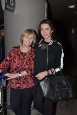 Amy Jackson snapped with mom in Airport, Mumbai on 19th Feb 2015 (12)_54e6eee2bb363.JPG