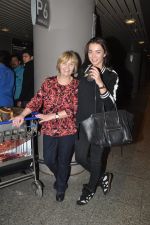 Amy Jackson snapped with mom in Airport, Mumbai on 19th Feb 2015 (15)_54e6eec8cff2c.JPG