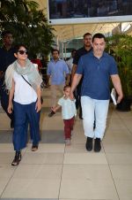 Aamir Khan snapped with Kiran Rao and Azad at airport in Mumbai on 8th March 2015 (41)_54fd8d60c5080.JPG