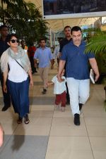 Aamir Khan snapped with Kiran Rao and Azad at airport in Mumbai on 8th March 2015 (43)_54fd8d62215e9.JPG
