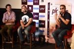 Aamir Khan, Vidhu Vinod Chopra, Rajkumar Hirani unveils PK Dvd in Mumbai on 11th March 2015 (13)_550158da19c94.JPG