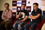 Aamir Khan, Vidhu Vinod Chopra, Rajkumar Hirani unveils PK Dvd in Mumbai on 11th March 2015 (23)_5501597968f78.JPG