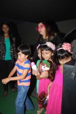 Farah Khan with her kids at Cindrella screening in Mumbai on 13th March 2015 (4)_55042a11a4fb7.JPG