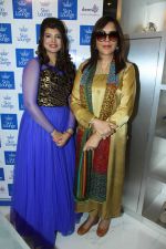  Zeenat Aman inaugurates Dr. Simple Aher_s clinic Skin Lounge in Lokhandwala, Andheri West on 15th March 2015 (11)_5506cc56001d0.JPG
