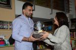 Zaheer Khan at the launch of Tina Sharma_s Who ME book in Mumbai on 16th March 2015 (32)_5507f1d86ceb5.JPG