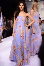 Vaani Kapoor walks the ramp for Sailex Show at Lakme Fashion Week 2015 Day 1 on 18th March 2015 (2)_550aaade5d7e2.JPG
