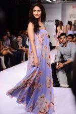 Vaani Kapoor walks the ramp for Sailex Show at Lakme Fashion Week 2015 Day 1 on 18th March 2015 (6)_550aaae813406.JPG