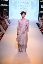 Dia Mirza walks the ramp for Anavila Show at Lakme Fashion Week 2015 Day 2 on 19th March 2015 (11)_550c00e68e1e5.JPG