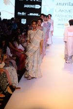 Dia Mirza walks the ramp for Anavila Show at Lakme Fashion Week 2015 Day 2 on 19th March 2015 (21)_550c00ee7e13b.JPG