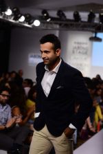 Irfan Pathan walks the ramp for Killer and Easies Show at Lakme Fashion Week 2015 Day 2 on 19th March 2015 (107)_550c059e7de07.JPG