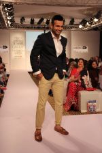 Irfan Pathan walks the ramp for Killer and Easies Show at Lakme Fashion Week 2015 Day 2 on 19th March 2015 (23)_550c05e240577.JPG