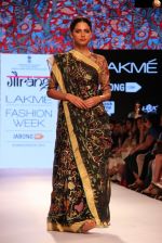 Model walks the ramp for Gaurang Show at Lakme Fashion Week 2015 Day 2 on 19th March 2015 (10)_550c04d570f22.JPG