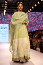 Model walks the ramp for Gaurang Show at Lakme Fashion Week 2015 Day 2 on 19th March 2015 (14)_550c04daa0e95.JPG