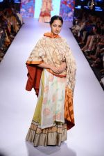 Model walks the ramp for Gaurang Show at Lakme Fashion Week 2015 Day 2 on 19th March 2015 (36)_550c04d477975.JPG