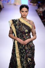 Model walks the ramp for Gaurang Show at Lakme Fashion Week 2015 Day 2 on 19th March 2015 (59)_550c04f3b2238.JPG