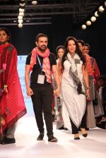 Model walks the ramp for Mayank and Shraddha Nigam Show at Lakme Fashion Week 2015 Day 2 on 19th March 2015 (29)_550c06f286784.JPG