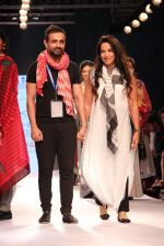 Model walks the ramp for Mayank and Shraddha Nigam Show at Lakme Fashion Week 2015 Day 2 on 19th March 2015 (33)_550c07023e7e7.JPG