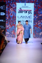 Vidya Balan walks the ramp for Gaurang Show at Lakme Fashion Week 2015 Day 2 on 19th March 2015 (2)_550c0507db276.JPG