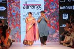 Vidya Balan walks the ramp for Gaurang Show at Lakme Fashion Week 2015 Day 2 on 19th March 2015 (45)_550c04dcc430c.JPG