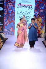 Vidya Balan walks the ramp for Gaurang Show at Lakme Fashion Week 2015 Day 2 on 19th March 2015 (5)_550c050a5753f.JPG